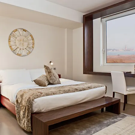 Antony - Venice Airport מלון