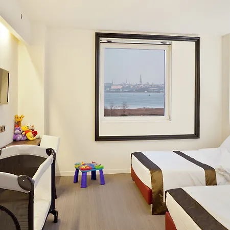 Antony - Venice Airport كامبالتو